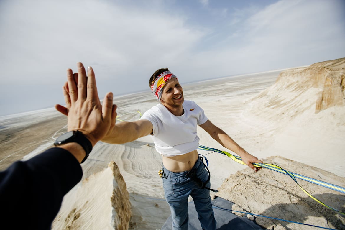 Ο Jaan Roose κατά τη διάρκεια του Red Bull Highline Mangistau στο Aktau, Καζακστάν, 2022.