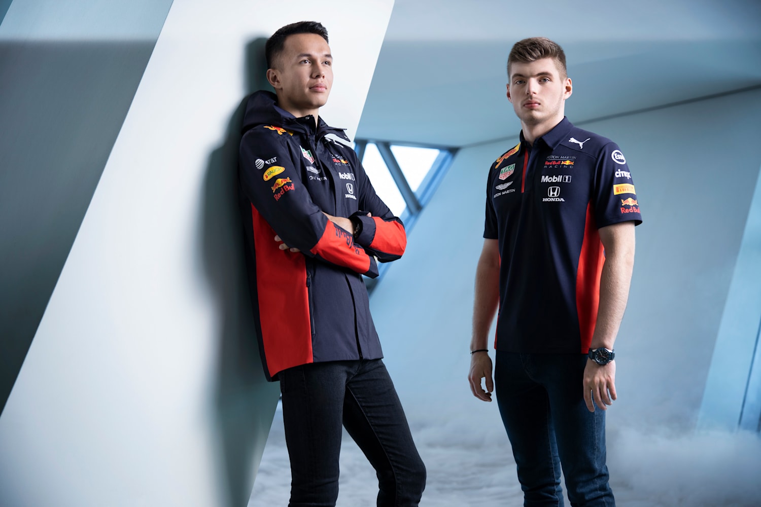 Vollgas anziehend die neue Aston Martin Red Bull Racing Official Teamline