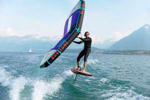 Ueli Kestenholz beim Wingfoil-Surfen auf dem Thunersee.