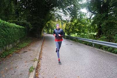 IRONMAN David Pleše biega po parku Tivoli w Ljubljanie.