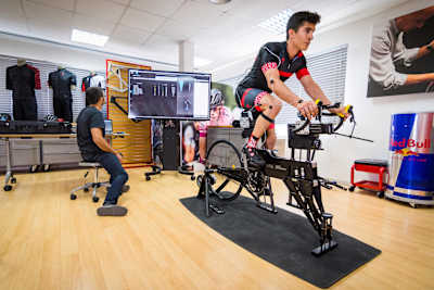 Márquez sometiéndose a un estudio biomecánico para aumentar su rendimiento