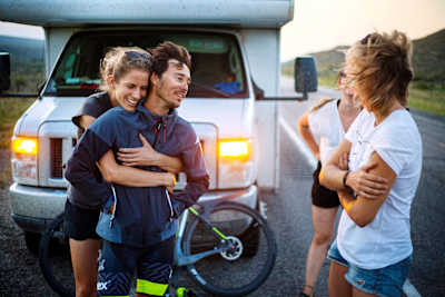 Michael Strasser con su novia y miembros del equipo de apoyo durante el reto Ice 2 Ice que tenía como objetivo batir el récord de ciclismo en la autopista paramericana.