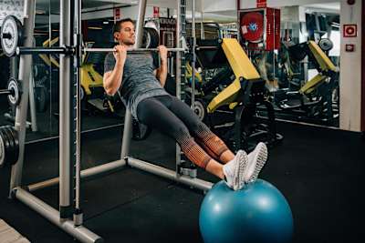 使用史密斯進行懸吊式肱二頭肌訓練。