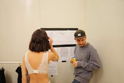 Musikvideoproduzent Marvin Ströter Backstage mit der Sängerin Lena.