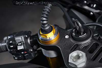 Ημιενεργητική ανάρτηση σε μοτοσυκλέτα παραγωγής (Yamaha-R1M)