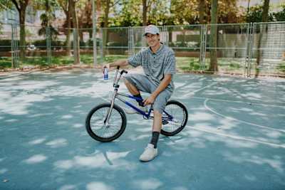 Viki Gómez con su nueva bici de titaneo ultraligera y high performance