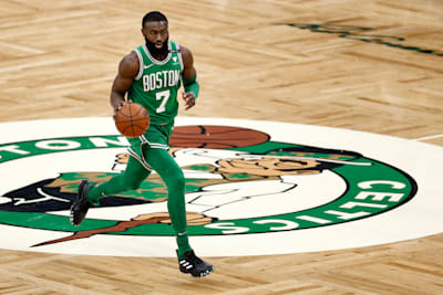 Jaylen Brown dribble sur le terrain lors d'un match de basket à domicile contre les Hawks d'Atlanta. 