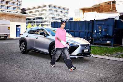C'est un peu de luxe : Naomi avec une Lexus RZ à Binz.