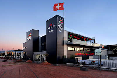 La nouvelle base Alinghi Red Bull Racing brille dans le port de Barcelone.