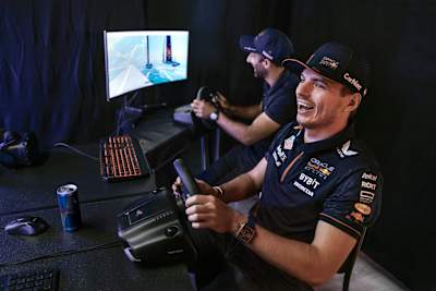 Le champion du monde de F1 Max Verstappen s'essaye au simulateur de voile.