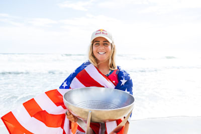 Caroline Marks et son trophée de championne du monde de surf 2023.
