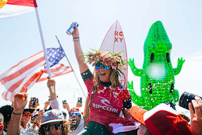 Caroline Marks und ihre Fans auf Florida am Strand von Lower Trestles in Kalifornien.
