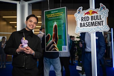 Aldrin „Soj“ Sojourner Gamayon z Filipín prezentuje AgriConnect v Idea Gallery na Red Bull Basement World Final v japonskom Tokiu 5. decembra 2024.