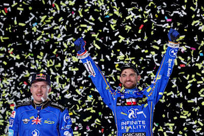 Bartosz Zmarzlik (z prawej) i Robert Lambert po zawodach 2023 FIM Speedway Grand Prix Chorwacji, Donji Kraljevec, 29 kwietnia, 2023.