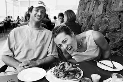 Laura und Ben genießen gegrillten Oktopus in einem Lokal bei Los Realejos.