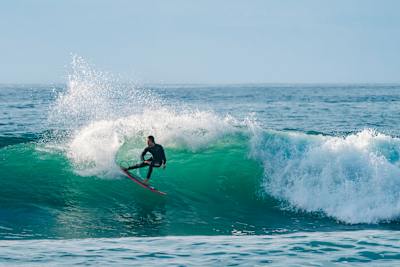 Auf den gewaltigen Wellen ist der Schotte Ben Larg in seinem Element.