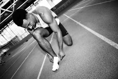 Ready to run: Leo Neugebauer bindet seine Schuhe für den nächsten Lauf.