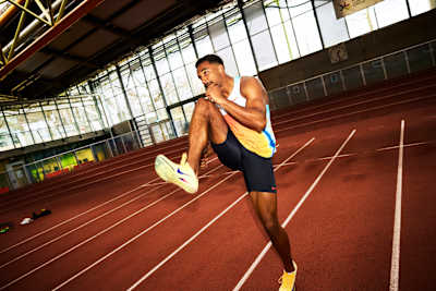 Schritt für Schritt: Vor jeder Disziplin macht Leo ein spezielles Warm-up.