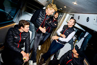 Strategietalk Cancellara (2. v. re.) mit seinem Tudor Pro Cycling Team.