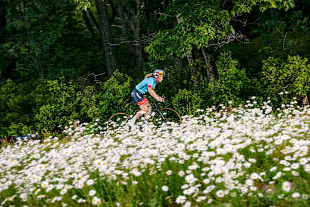 Ellen Noble rueda con su bici en Kennebunkport, Maine, EE.UU, el 27 de junio de 2018.