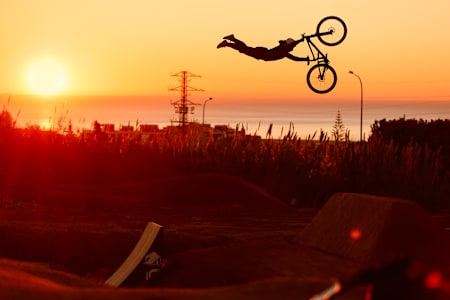 Dawid Godziek wykonuje seatgrab superan na bikeparku La Poma w Hiszpanii