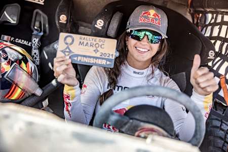 Cristina Gutiérrez en la meta del Rally de Marruecos en Zaghura, Marruecos, el 13 de octubre de 2021.