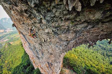 La grimpeuse Emily Harrington escalade la colline de la Lune à Yangshuo, Chine.