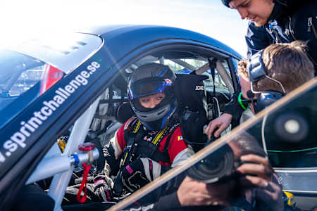 Driver, mechanic and media in Mantorp during the second stop of Race Apprentice in April 2025.