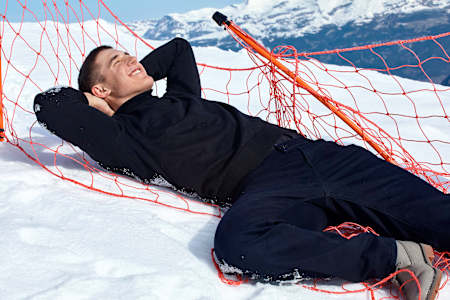 Franjo von Allmen ruht sich in den Netzen auf einer Skipiste aus.
