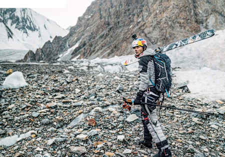 Andrzej Bargiel z nartami na plecach