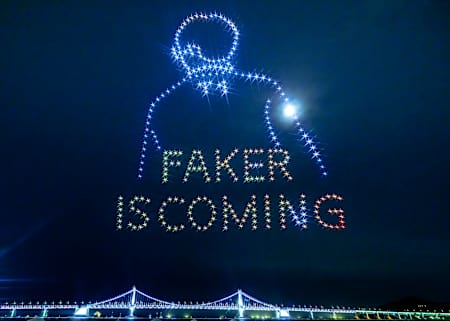 Le nom du joueur esport Faker comme celui de Batman dans la nuit affiché lors du Mid-Season Invitational 2022, en Corée du Sud.