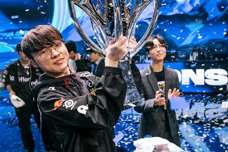 19 novembre 2023, au Gocheok Sky Dome de Séoul, lors de la finale des ­ Worlds, Faker et les T1 brandissent la Coupe de l’Invocateur, celle qui vous installe à vie parmi les dieux de LoL.