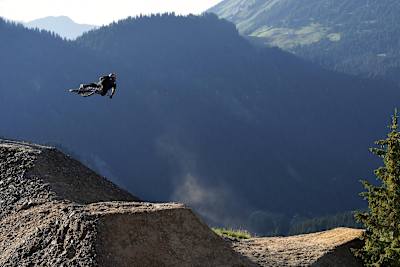 Lacondeguy en VTT à Châtel qui possède le meilleur bike park de la station de ski Portes du Soleil.
