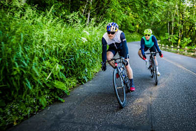 Deux cyclistes sur route dans une descente à Columbia River Gorge aux États-Unis en 20 juin 2017.