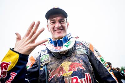 Una foto de Marc Coma celebrando la victoria de su quinto Rally Dakar en 2015.