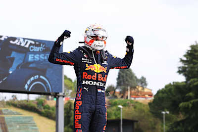 O piloto holandês Max Verstappen da equipe Red Bull Racing comemora a vitória no F1 Grand Prix of Emilia Romagna no Autodromo Enzo e Dino Ferrari em April 18, 2021 em Imola, Itália. 
