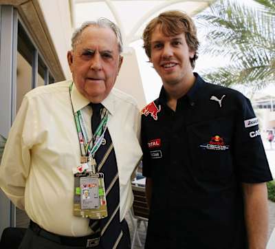 Jack Brabham con uno que pasaba por allí, 2010. F1.