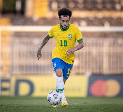 Claudinho estreou pela seleção brasileira com a pesada camisa 10