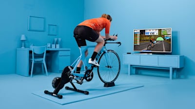 Radsportlerin beim Indoor-Training mit der Zwift-App.