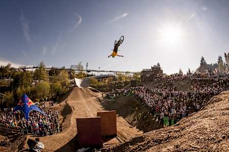 Peter Henke gibt im Bikepark Winterbweg alles.