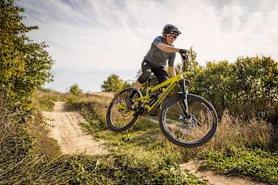 Lina Skoglund practicando descenso en Flottsbro Bike Park, Estocolmo, Suecia, en septiembre de 2020.
