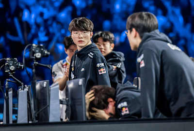 Faker et Keria, joueurs de T1, après leur défaite face à DRX en finale des Worlds 2022 de League of Legends.