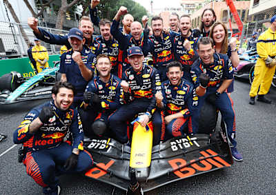 Le vainqueur de la course, Max Verstappen et Oracle Red Bull Racing, célèbre avec son équipe lors du Grand Prix de Monaco de F1 2023 à Monte-Carlo.
