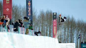 La japonaise Haruna Matsumoto s'envole sur son snowboard pendant la compétition de halfpipe du Burton US Open 2020 à Vail dans le Colorado.