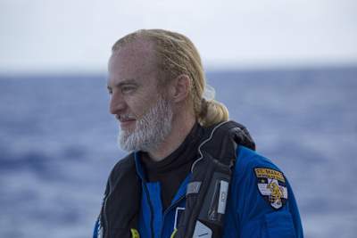 Victor Vescovo con su equipo de buceo antes de una de sus inmersiones hasta el fondo de la Fosa de las Marianas.