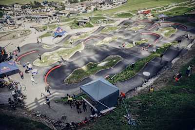 Una vista dall'alto della Pump Track al Leogang Bike Park.