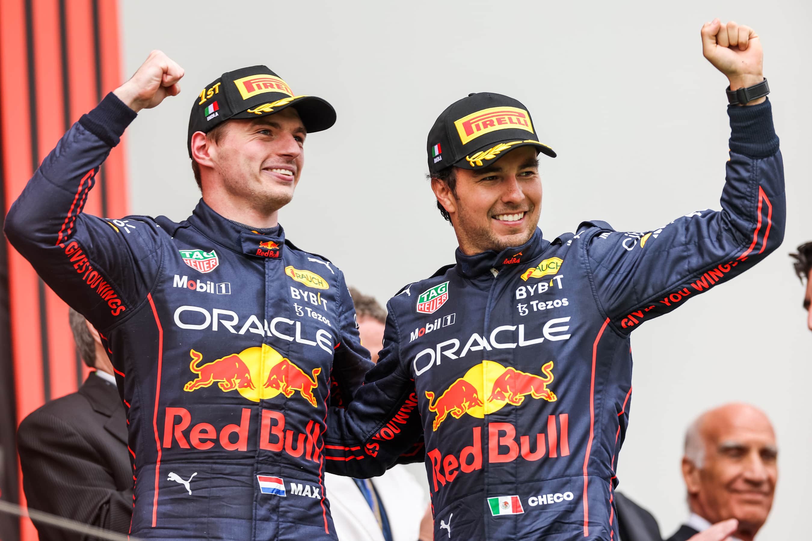 Max Verstappen y Checo Pérez Sonrientes en el Podio del Gran Premio de Emilia-Romaña, Imola 2022 Fórmula 1