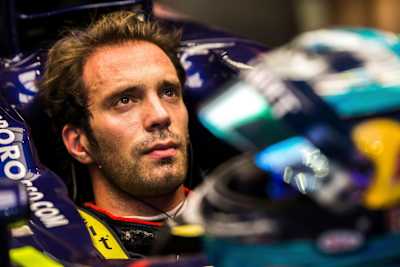 Una foto de Jean-Éric Vergne corriendo para Toro Rosso en el Gran Premio de Fórmula 1 de Singapur 2014, en el circuito urbano de Marina Bay.