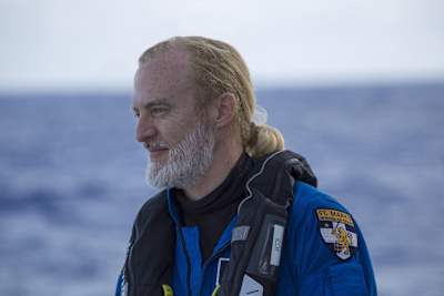 Victor Vescovo con su equipo de buceo antes de una de sus inmersiones hasta el fondo de la Fosa de las Marianas.