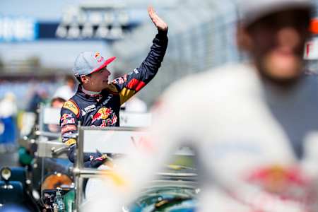 Le jeune Max Verstappen salue le public pendant le Grand Prix de Formule 1 d'Australie sur le circuit de l'Albert Park à Melbourne en 2015